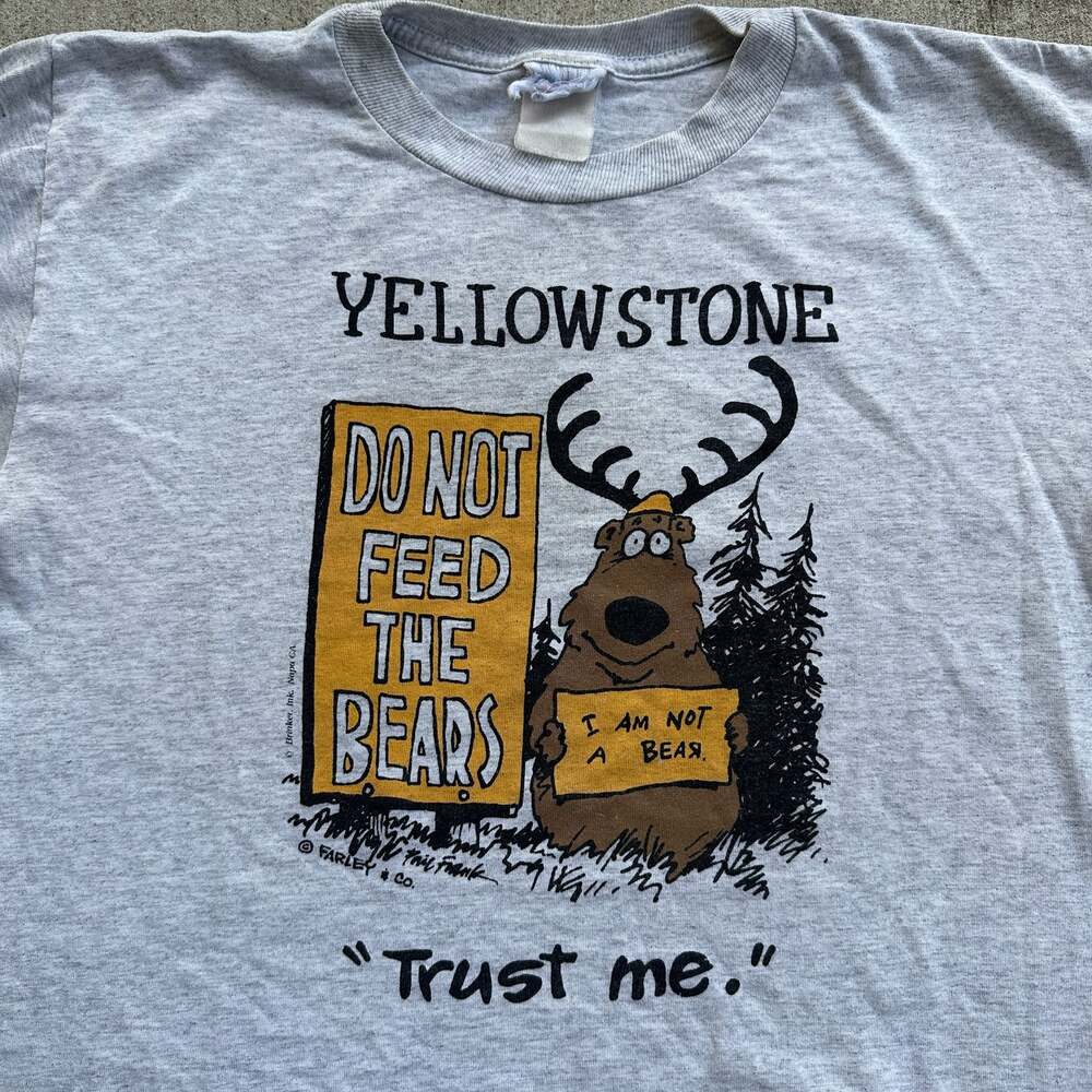Vintage 90s Yellowstone 'Do Not Feed The Bears' Graphic T-Shirt